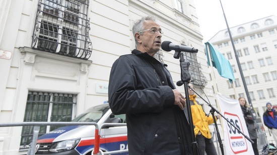 VIENNA, AUSTRIA - MAY 12: Economist Stephan Schulmeister at the event of SOS-Mitmensch - Renaming the Federal Chancellery into chancellery of poverty in front of the Federal Chancellery on May 12, 2019 in Vienna, Austria.

WIEN, OESTERREICH - 12. M