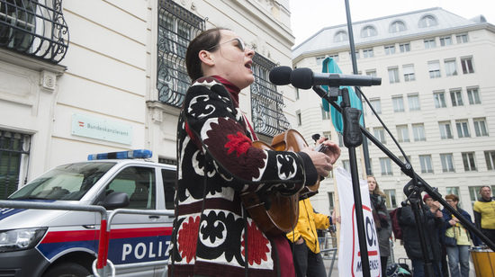 VIENNA, AUSTRIA - MAY 12: Singer Jelena Poprzan at the event of SOS-Mitmensch - Renaming the Federal Chancellery into chancellery of poverty in front of the Federal Chancellery on May 12, 2019 in Vienna, Austria.

WIEN, OESTERREICH - 12. MAI: Saeng