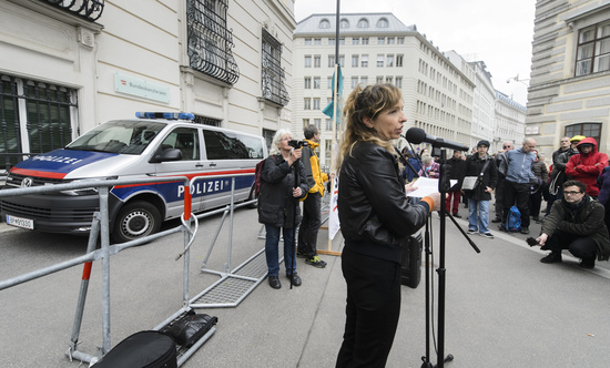 VIENNA, AUSTRIA - MAY 12: Artist Martina Poel at the event of SOS-Mitmensch - Renaming the Federal Chancellery into chancellery of poverty in front of the Federal Chancellery on May 12, 2019 in Vienna, Austria.

WIEN, OESTERREICH - 12. MAI: Schausp